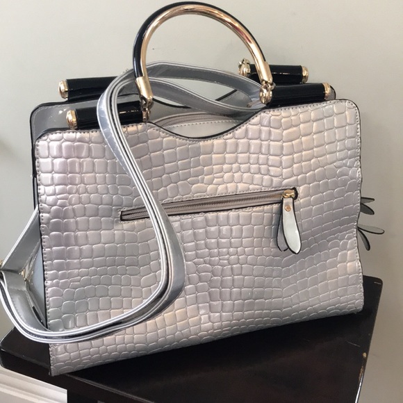 Julia & MICHAEL Stylish Patent Leather Handbag with detachable Shoulder Strap. - Picture 4 of 16